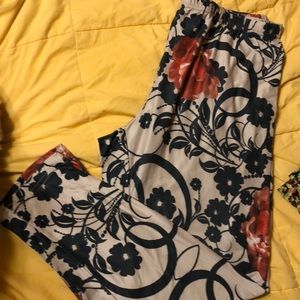 1XL legging with roses!  Soft comfy and pretty